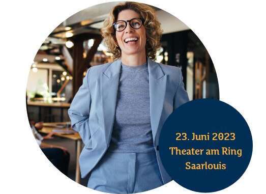 Das Foto zeigt eine Frau im Businessanzug. Vorgeblendet Schriftzug "23. Juni, Theater am Ring"