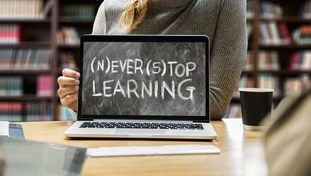 Schmuckfoto Pixabay - Frau mit Laptop und Schriftzug Never stop learning
