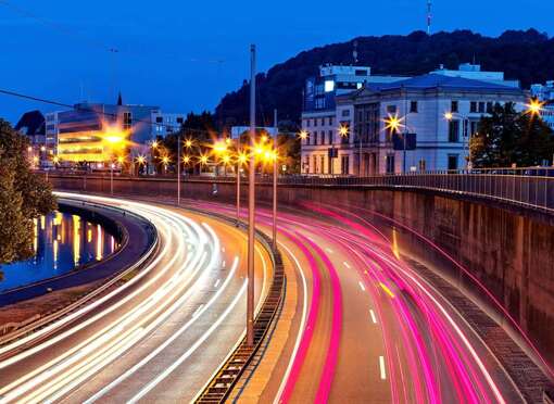 Saarbrücker Stadtautobahn und Landtag bei Nacht