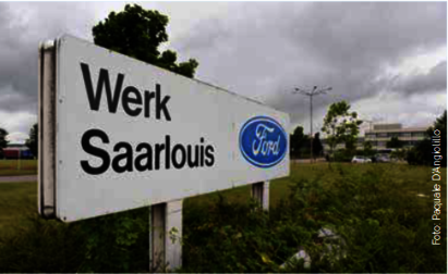 Schild auf einer Wiese mit dem Text "Ford Saarlouis"
