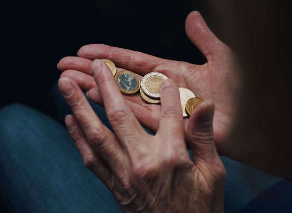 Foto von Händen, die einige Münzen halten