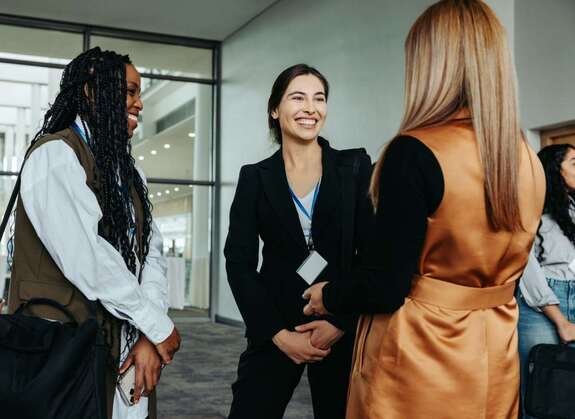 Frauen vernetzen sich, unterhalten sich auf einer Fachkonferenz