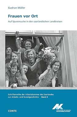 Titelseite des Buches "Frauen vor Ort" zeigt eine Gruppe von 8 jungen Frauen, die mit strahlenden Gesichtern aus einem Fenster winken