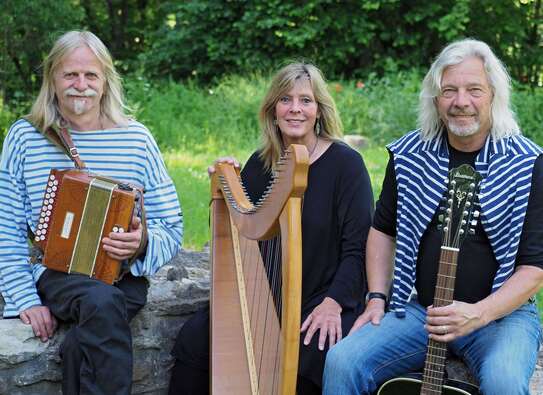 Barbara Gerdes mit Flöte, Andreas Derow mit Akkordeon und Hans-Martin Derow mit Gitarre