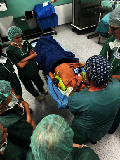 Pflegekräfte und Schülerinnen und Schüler bei den AK-Entdeckertouren Foto von Teilnehmern der Entdeckertouren zusammen mit Pflegekräften bei einer OP-Situation mit einem Patienten-Dummy