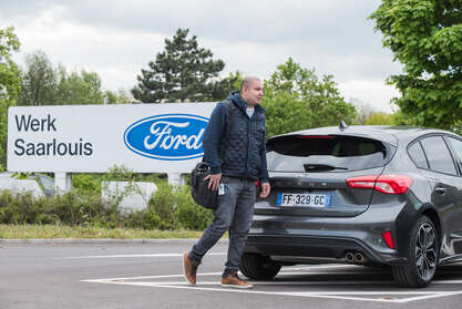 Bild 6 von 12 :   Auf dem Mitarbeiterparkplatz von Ford in Saarlouis - Foto: Holger Kiefer