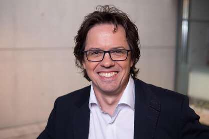 Karsten Ries<br>
Abteilung Wirtschafts- und Umweltpolitik<br>
Referatsleitung Konjunktur-, Struktur- und Beschäftigungspolitik
<br> </br>
Tel: 0681 4005-341 | Fax: 0681 4005-259<br>
<a href=mailto: karsten.ries@arbeitskammer.de>Mail an Karsten Ries</a>
<br> </br>
Arbeitskammer des Saarlandes<br> beraten.bilden.forschen.<br>Körperschaft des öffentlichen Rechts<br>
Fritz-Dobisch-Straße 6-8 | 66111 Saarbrücken Das Foto zeigt Karsten Ries, Portraitaufnahme