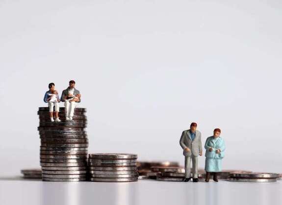 Miniaturfiguren und Geldmünzen