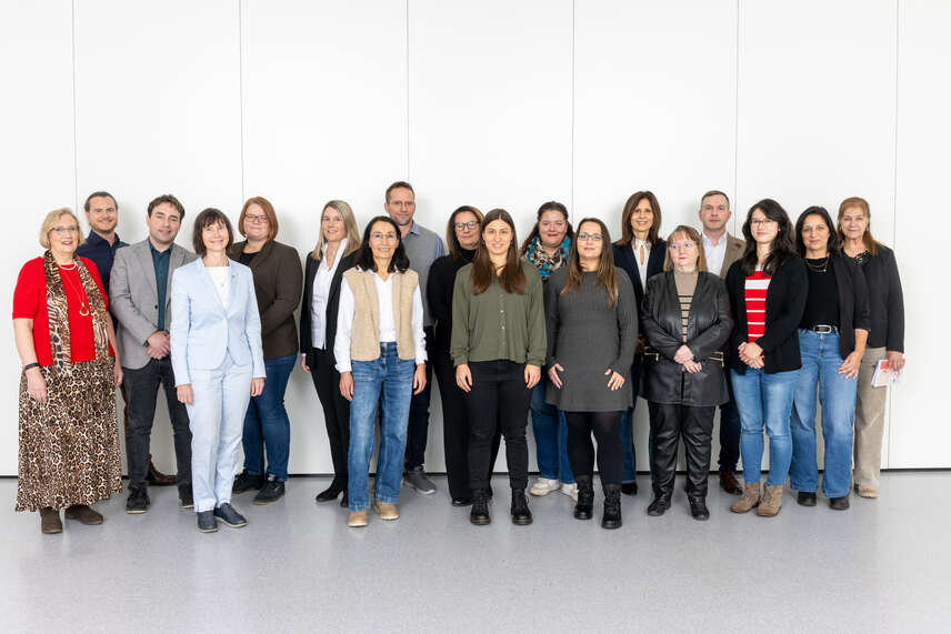 Foto von siebzehn Beraterinnen und Beratern des Referats Arbeits- und Sozialrecht zusammen mit der Abteilungsleiterin Beatrice Zeiger