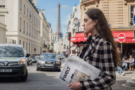 Bild 10 von 12 :   "Die Welt" unterm Arm in den Straßen von Paris - Foto: Holger Kiefer