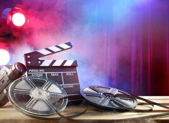 Kinoutensilien (Filmrollen, Kamera etc.)