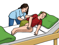 Pflegerin, die einer Frau bei der Lagerung im Bett hilft