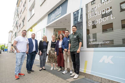 Zeigt das Team des StartHub zusammen mit der AK-Abteilungsleitung Bildung sowie Christine Streichert-Clivot (Bildungsministerin des Saarlandes) und Magnus Jung (Minister für Arbeit, Soziales, Frauen und Gesundheit)