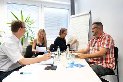 Andreas Dörr, Esther Braun, Sandra Breuer und der Abteilungsleiter Dr. Torsten Brandt bei der Arbeit im Referat Pflege (von rechts nach links) Andreas Dörr, Esther Braun, Sandra Breuer und der Abteilungsleiter Dr. Torsten Brandt bei der Arbeit im Referat Pflege