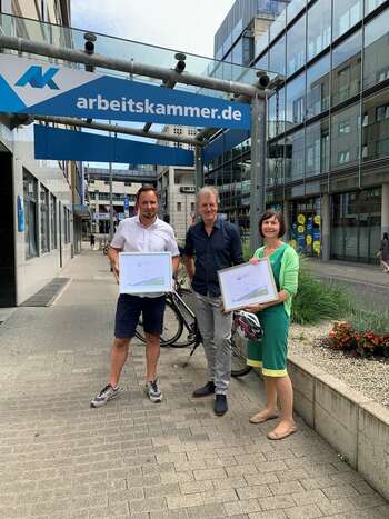 Foto (von links): Christian Ott (Fahrradkoordinator bei der AK), Thomas Fläschner (Sprecher des ADFC Saarland), Beatrice Zeiger (Geschäftsführerin der Arbeitskammer). Foto: Arbeitskammer