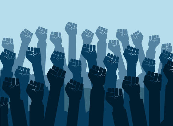 Zeichnung von einer größeren Anzahl hochgereckter Fäuste