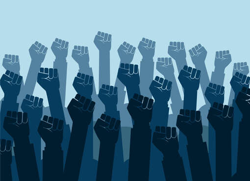 Zeichnung von einer größeren Anzahl hochgereckter Fäuste