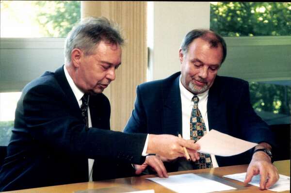 Das Foto zeigt Prof. Rudolf Warnking (HTW-Rektor) und den AK-Vorstandsvorsitzenden Rüdiger Zakrzewski bei der Vertragsunterzeichnung zur Errichtung des INFO-Instituts.