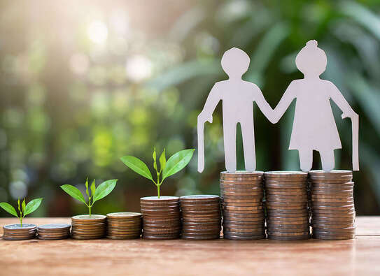 Gestapelte Geldmünzen, Pappfigur Rentner, Rentnerin