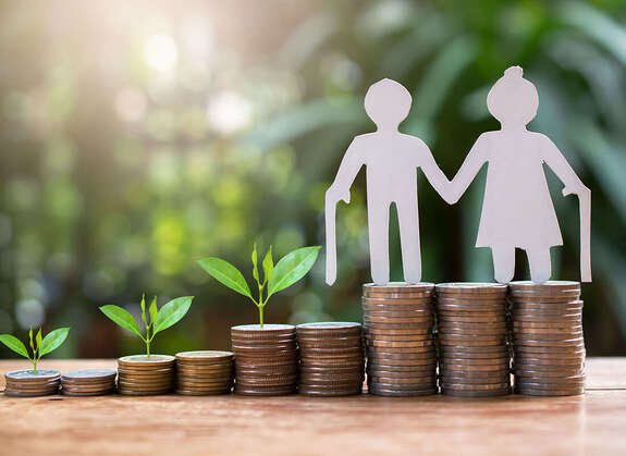 Gestapelte Geldmünzen, Pappfigur Rentner, Rentnerin