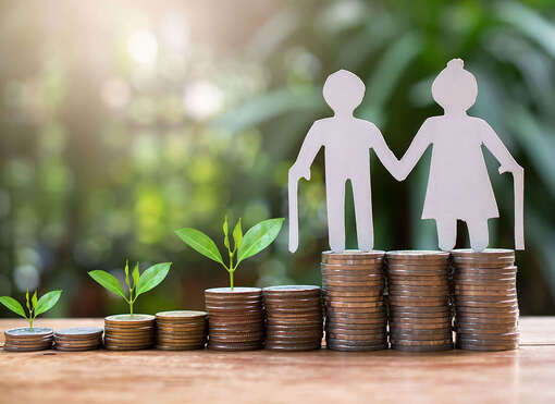 Gestapelte Geldmünzen, Pappfigur Rentner, Rentnerin