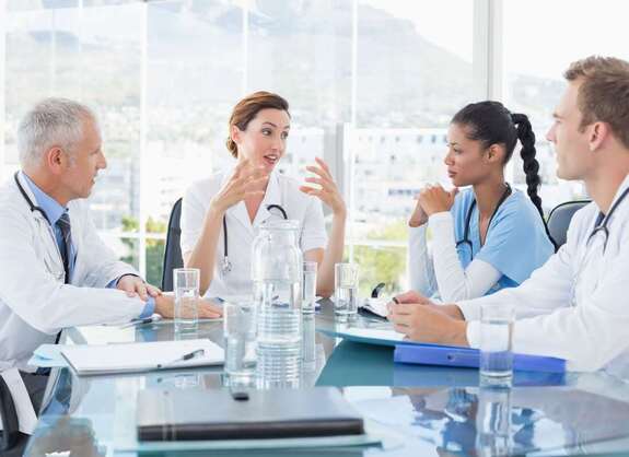 Das Foto zeigt eine Teambesprechung in der Klinik