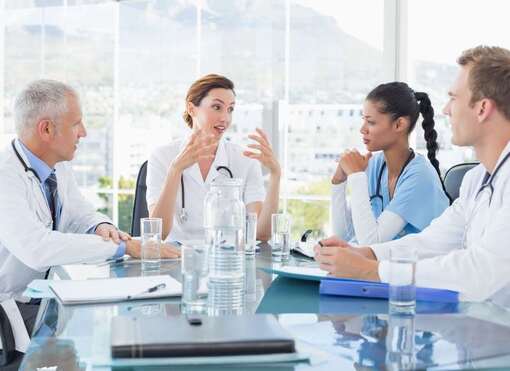 Das Foto zeigt eine Teambesprechung in der Klinik