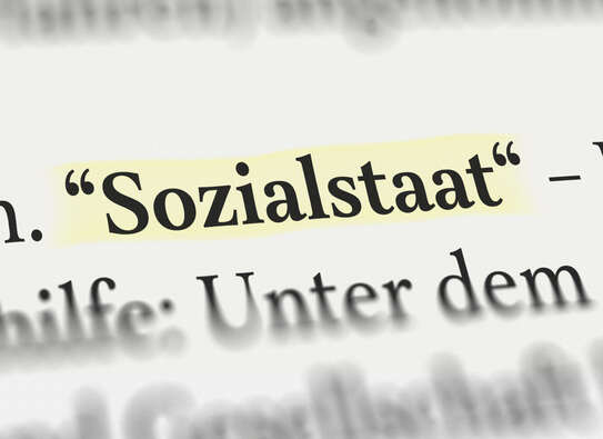 Detailfoto der Erklärung "Sozialstaat" in einem Lexikon
