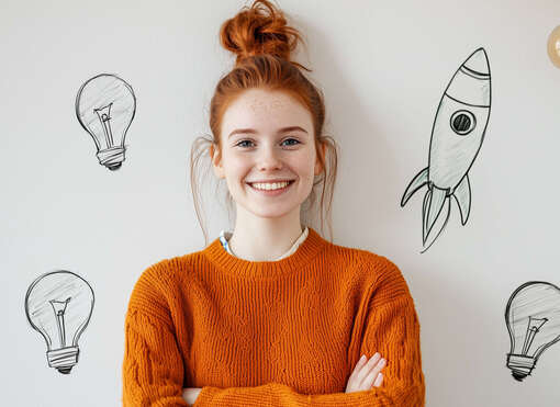 Junge Frau umgeben von gezeichneten Raketen