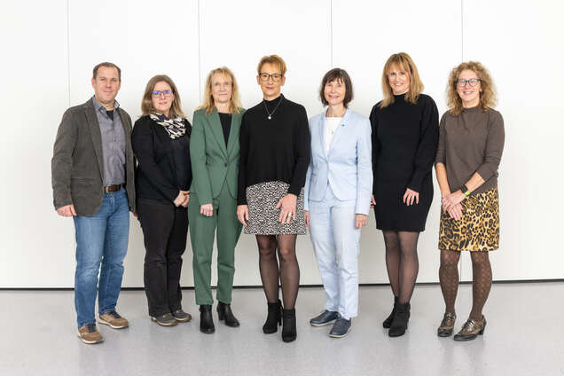 Foto der sechs Beraterinnen und Berater des Referats Steuerrecht zusammen mit der Abteilungsleiterin Beatrice Zeiger