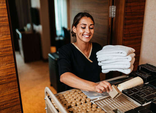 Hauswirtschafterin mit ihrem Servierwagen