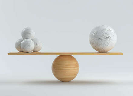 Ein hölzernes Balanceteil auf der runde Bälle im Gleichgewicht ausbalanciert sind.