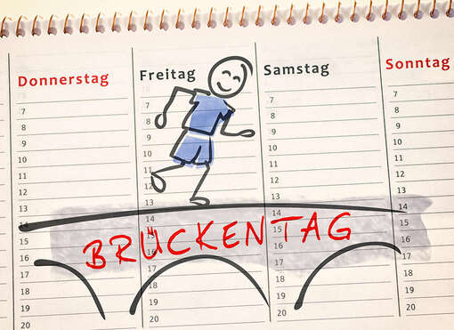 Kalender mit einem Cartoon-Männlein, das über den Schriftzug "Brückentag" läuft