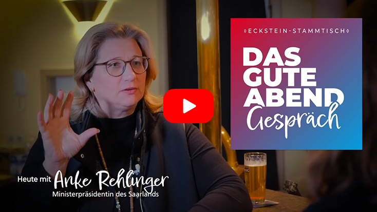 Foto mit eingeblendeter Grafik: Anke Rehlinger hebt die Hand während sie spricht, die eingeblendete Grafikl zeigt den Schriftzug "Das Gute Abend Gespräch", darunter steht in geschwungener Schrift "Heute mit Anke Rehlinger, Ministerpräsidentin des Saarlandes" 